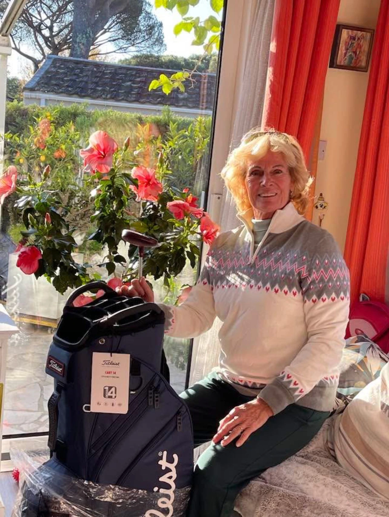 Claude Hulin-Lecomte accompagné de son premier gain de concours de golf étant un sac de golf