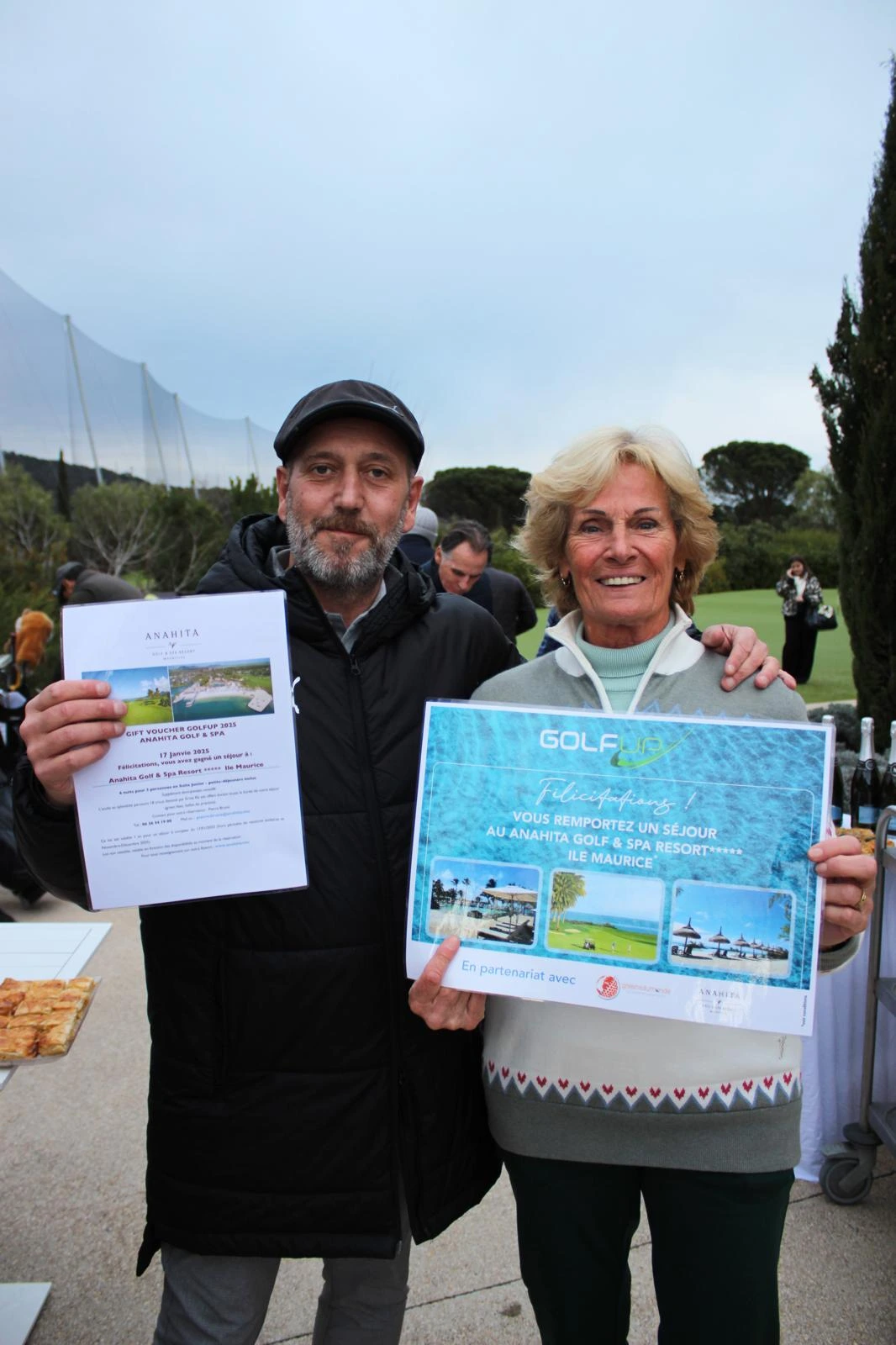 Claude Hulin-Lecomte montrant fièrement le prix qu'elle a remporté dans un concours de golf