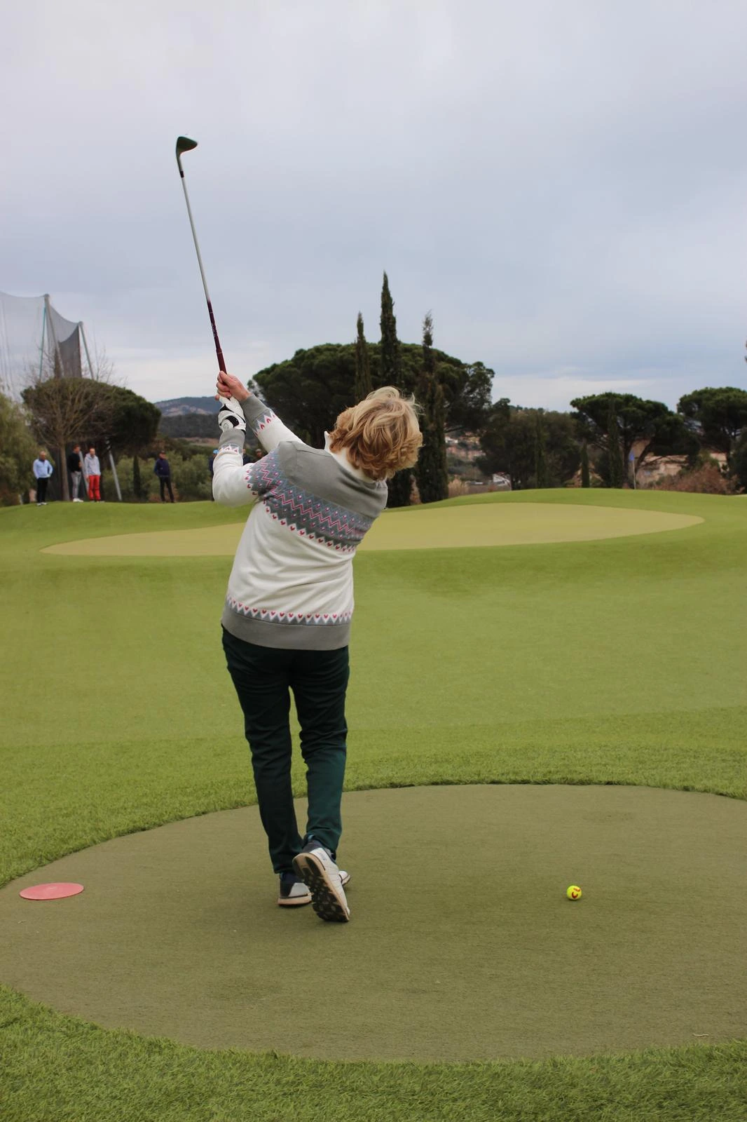 Claude Hulin-Lecomte tirant dans une balle de golf